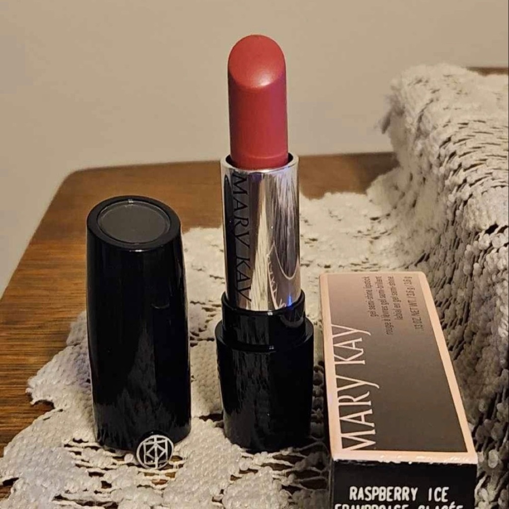 Mary Kay Lipstick Shade: Raspberry Ice ….    Never Used